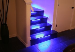 פס לדים כחול להארת מדרגות