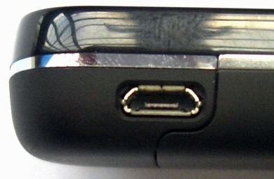 דוגמא לשקע מיקרו USB במכשיר טלפון